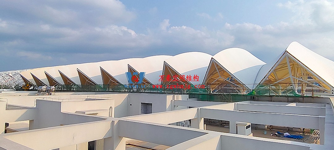 施工加速,這個(gè)PTFE膜結(jié)構(gòu)天幕即將完工! 施工加速,這個(gè)PTFE膜結(jié)構(gòu)天幕即將完工!