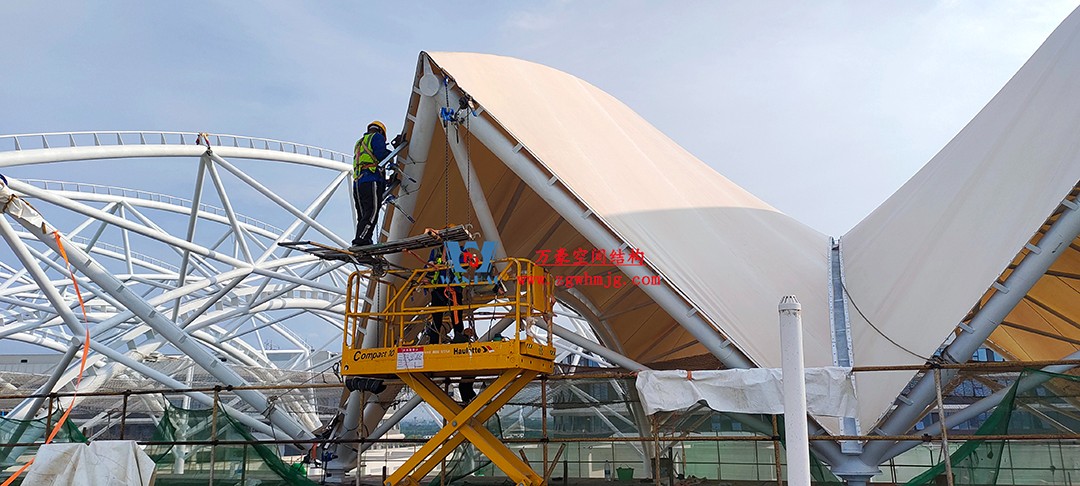 施工加速,這個(gè)PTFE膜結(jié)構(gòu)天幕即將完工! 施工加速,這個(gè)PTFE膜結(jié)構(gòu)天幕即將完工!