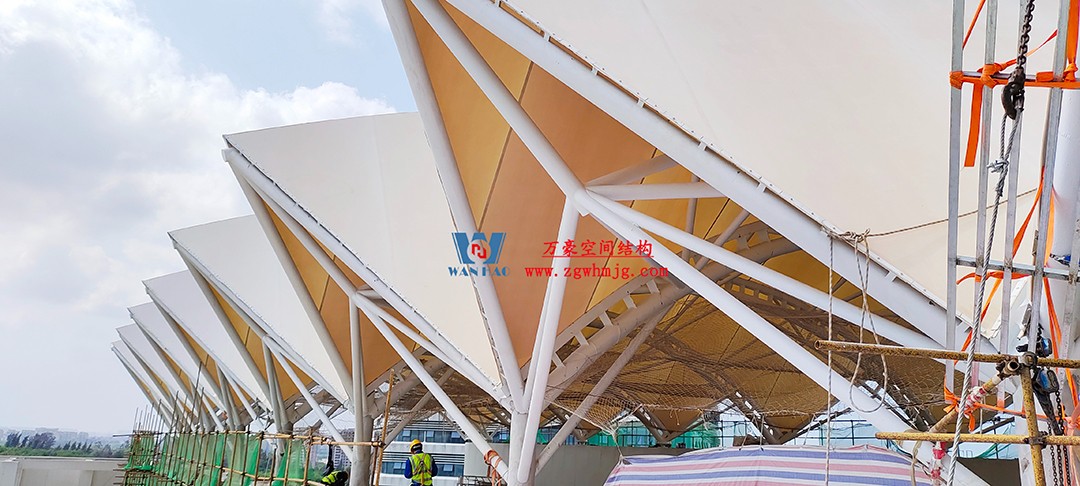 施工加速,這個(gè)PTFE膜結(jié)構(gòu)天幕即將完工! 施工加速,這個(gè)PTFE膜結(jié)構(gòu)天幕即將完工!