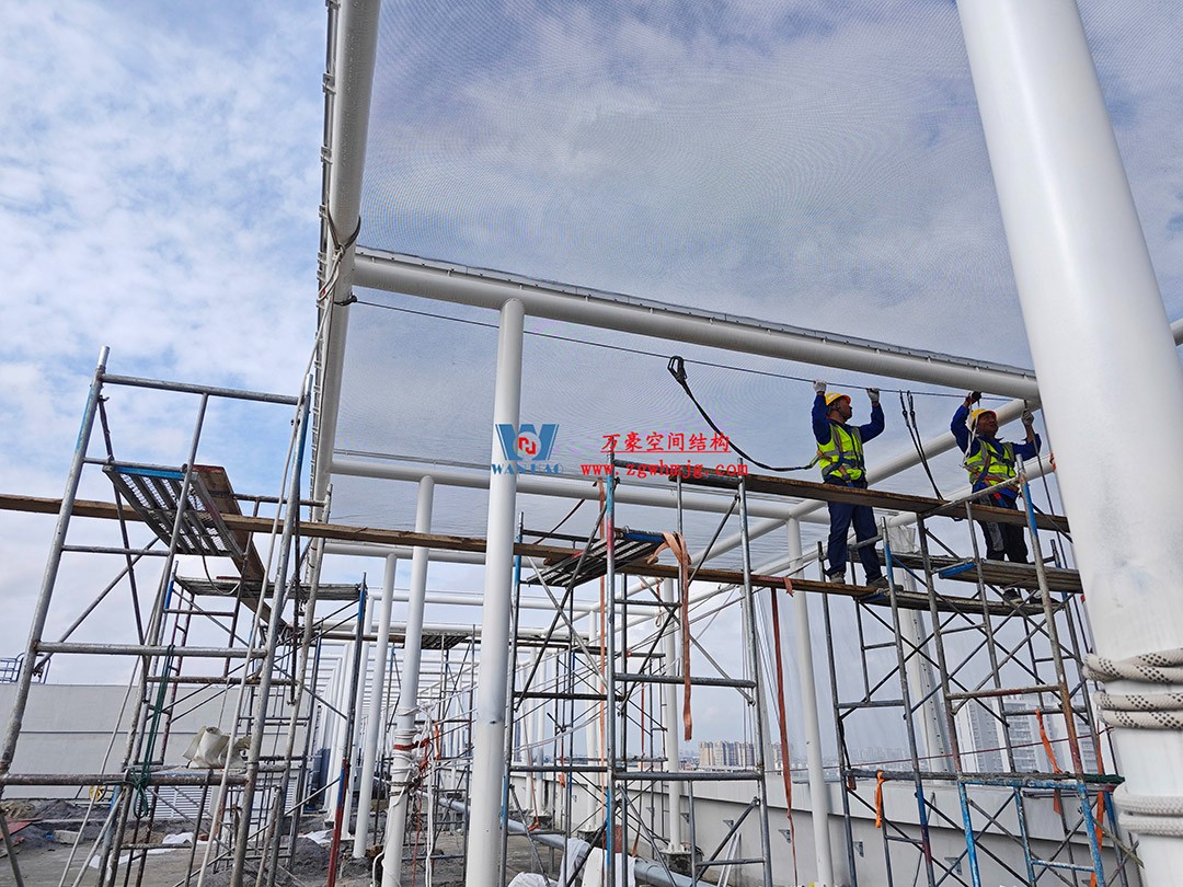 聚焦工程高質量建設，這個網格織物幕墻正在施工安裝中