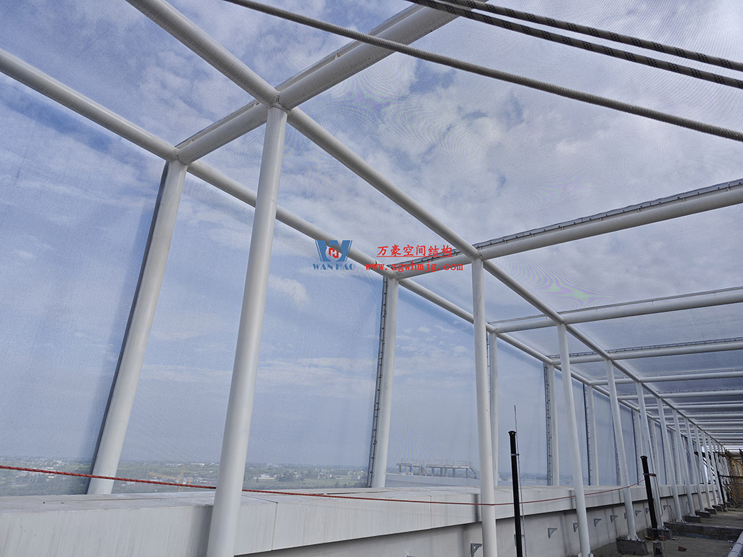 聚焦工程高質量建設，這個網格織物幕墻正在施工安裝中