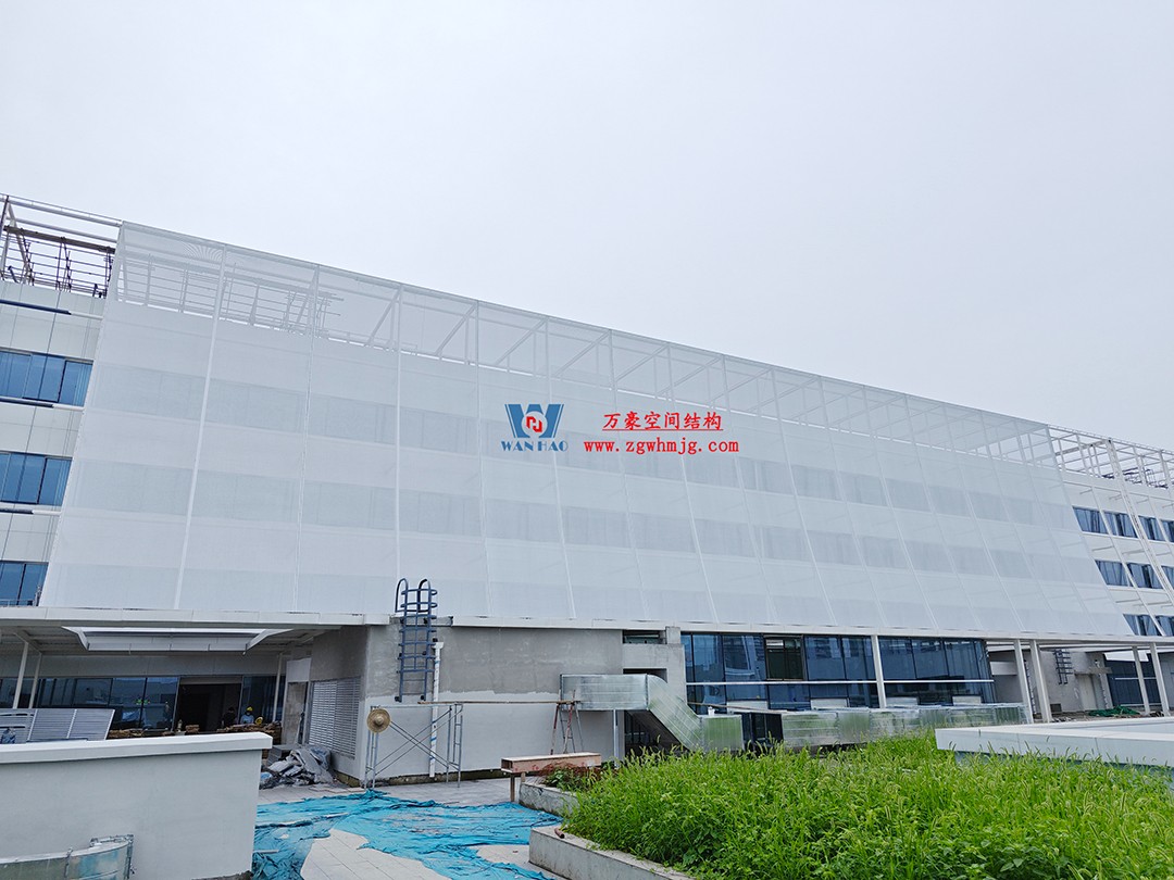 聚焦工程高質量建設，這個網格織物幕墻正在施工安裝中