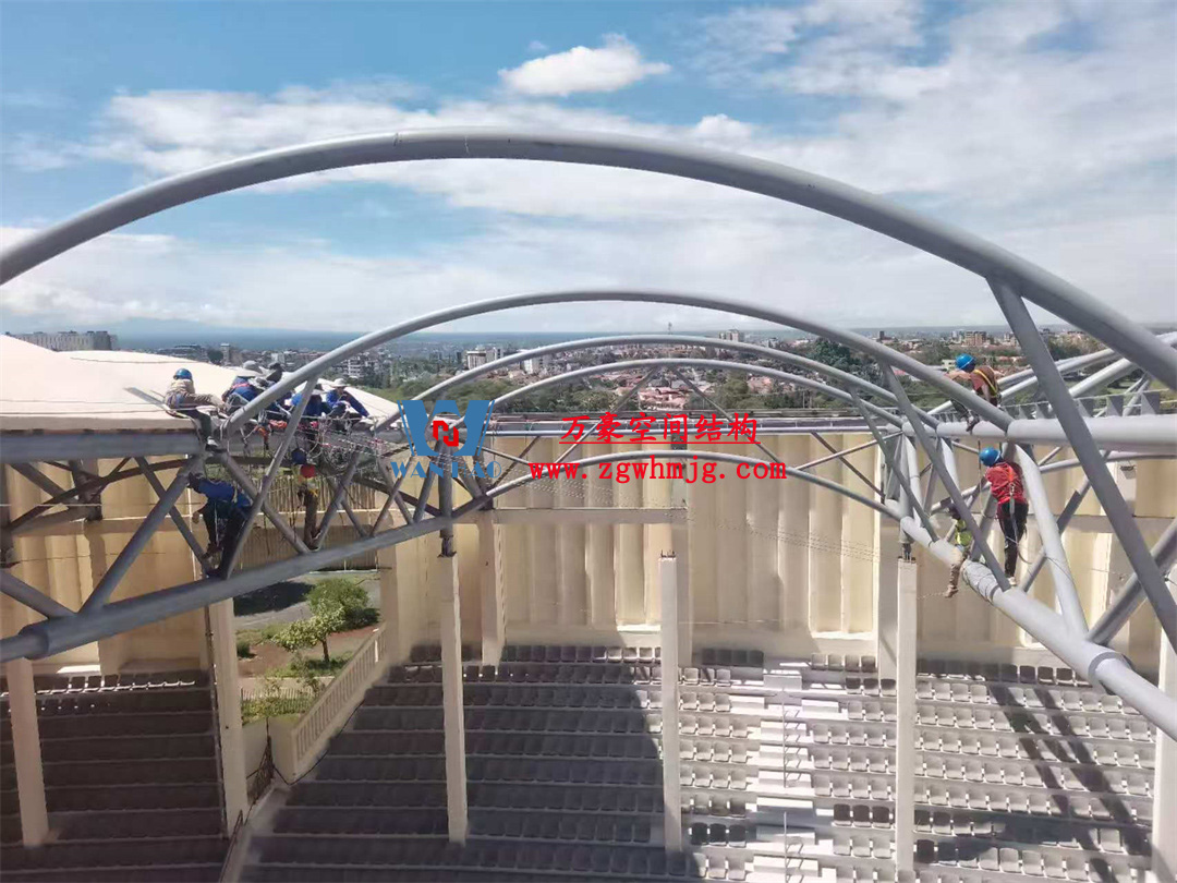 膜結(jié)構(gòu)體育場屋面安裝全解析：從技術(shù)要點(diǎn)到經(jīng)典案例