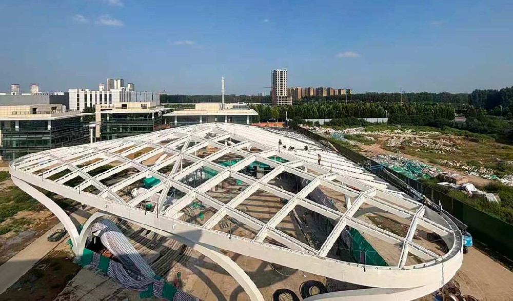 山東高端化工研究院下沉廣場天幕施工邁入關(guān)鍵階段