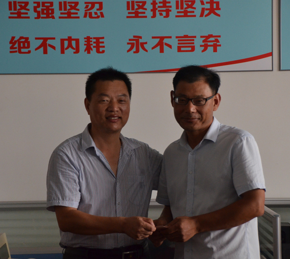 公司為工程部汪經理頒發獎勵